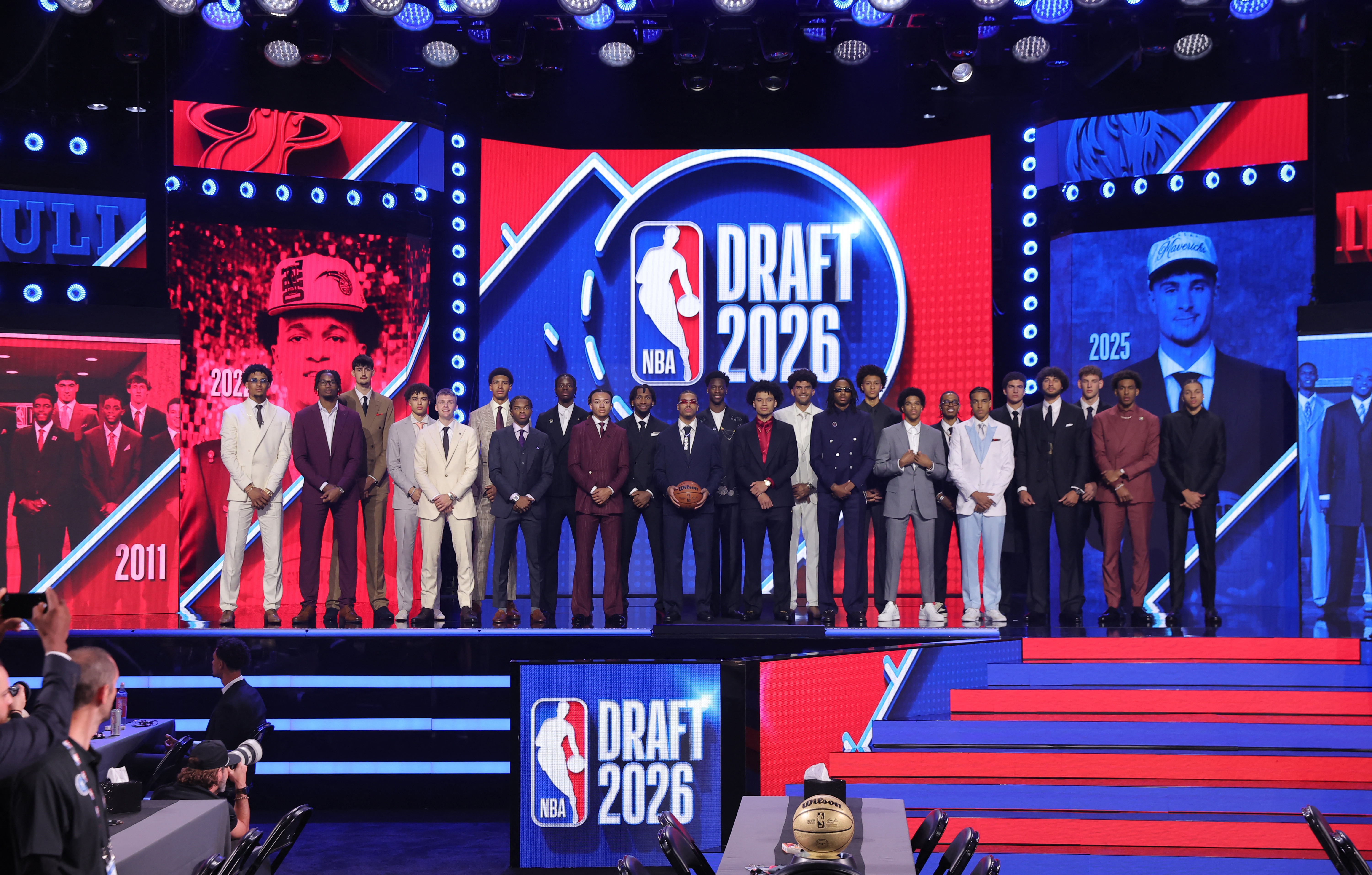 首轮评级：迪班萨下限布朗上限MVP，勇士选中小OG，湖人补强侧翼攻防