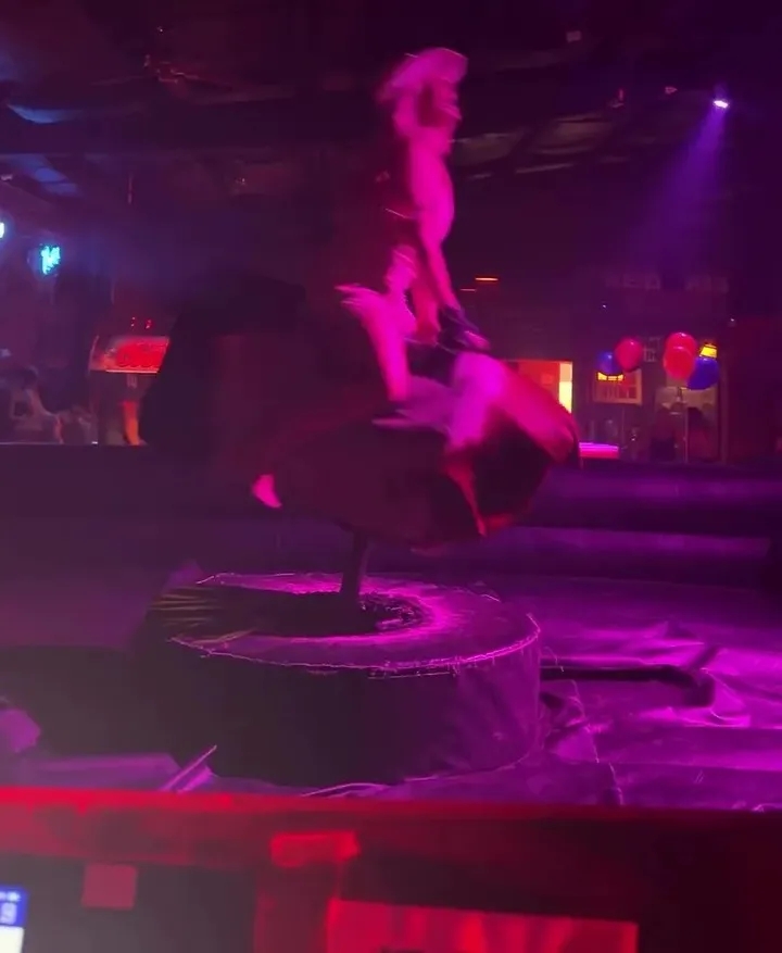 林德洛夫妻子达拉斯夜店骑牛狂欢 丈夫正备战世界杯