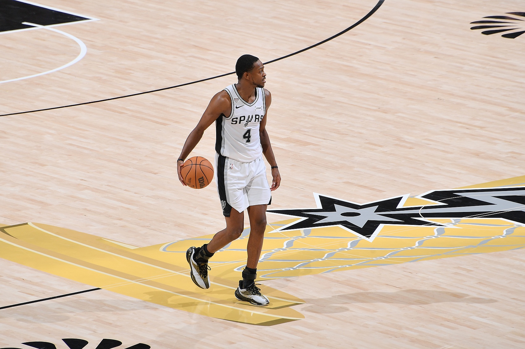 从德拉雷亚到勒布朗:欧洲姓氏前缀与NBA名字的真相 从德拉雷亚到勒布朗:欧洲姓氏前缀与NBA名字的真相