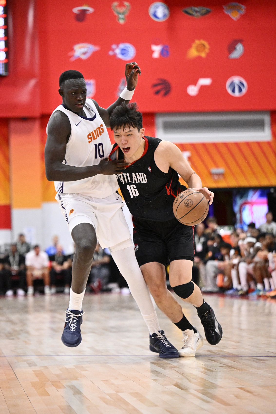 杨瀚森夏联首秀12+9+4，赛后回应膝伤无碍