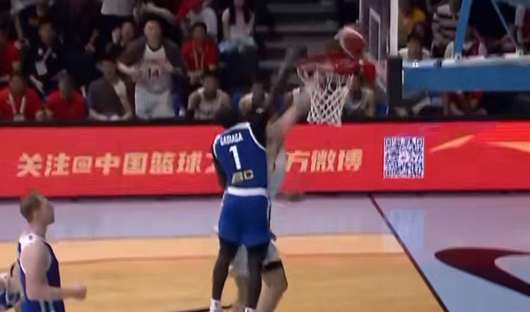 杨瀚森快攻扣篮遭阿巴西钉板大帽，郭艾伦：20岁NBA新秀就该砸进去