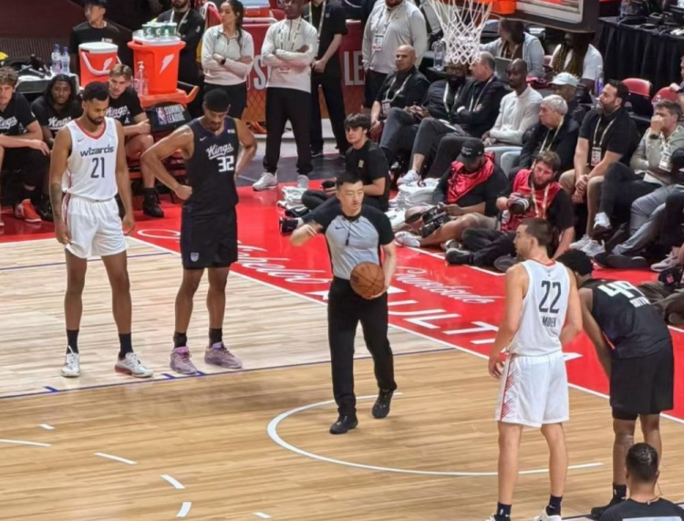 张潇执裁NBA夏联奇才vs国王 场边李楠刘晓宇观战