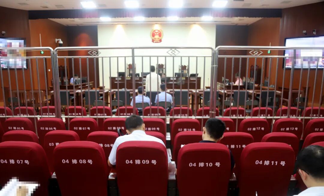 职业门将董某某6场放球受贿64万 获刑1年6个月