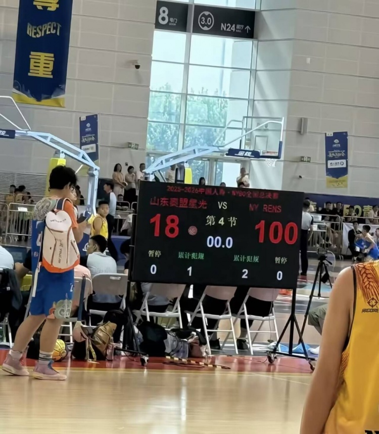 纽约RENS队横扫NYBO,100-18碾碎对手,统治力尽显 纽约RENS队横扫NYBO,100-18碾碎对手,统治力尽显