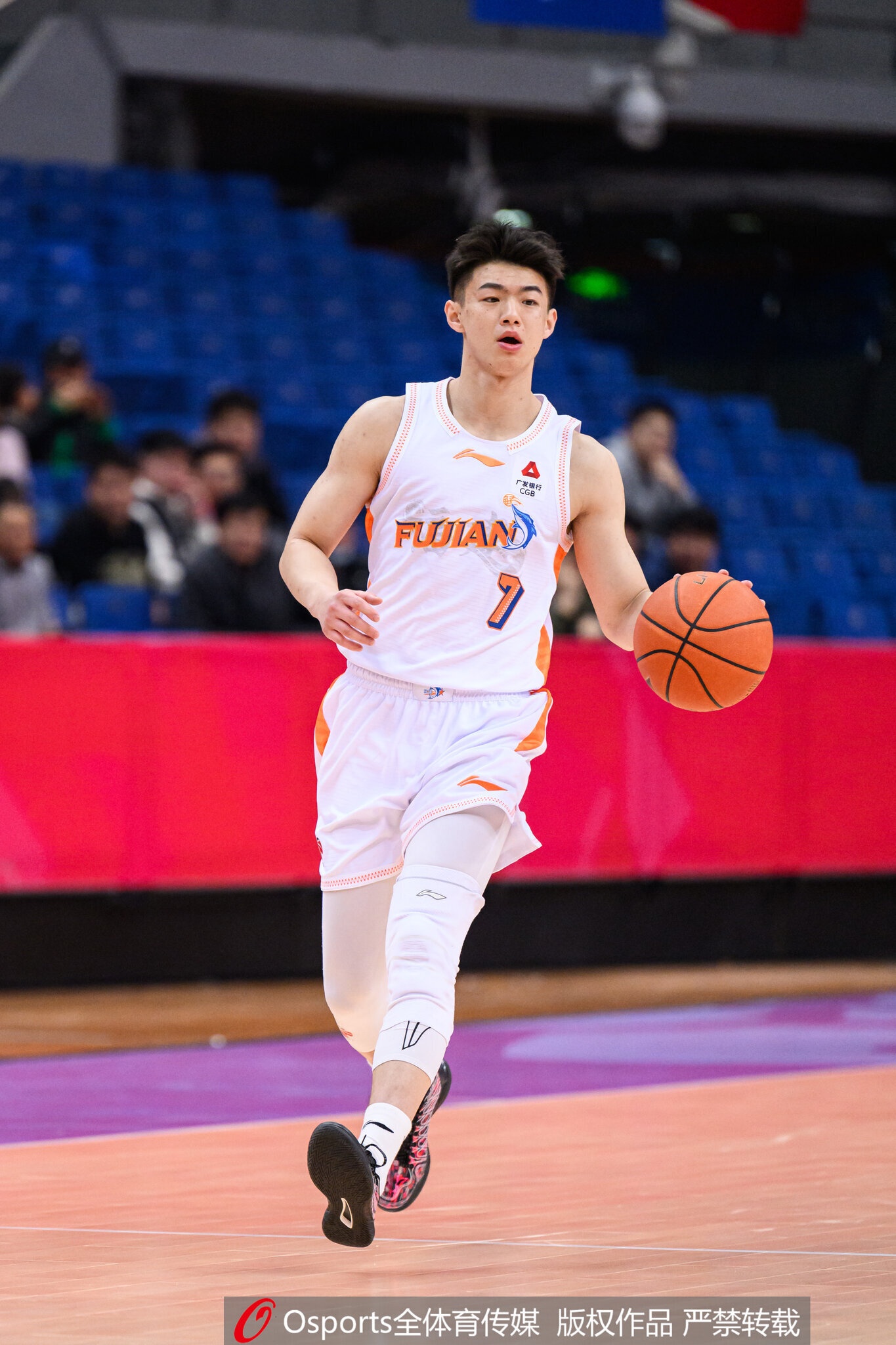 杨阿力:我想为球队奉献自己的一份力量 所以休赛期一直在训练 杨阿力:我想为球队奉献自己的一份力量 所以休赛期一直在训练