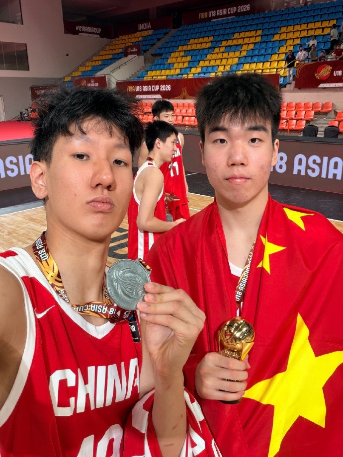 张懿赵杰发合照 杨易轩因发挥自责 记者:皆为成长养分未来更璀璨 张懿赵杰发合照 杨易轩因发挥自责 记者:皆为成长养分未来更璀璨