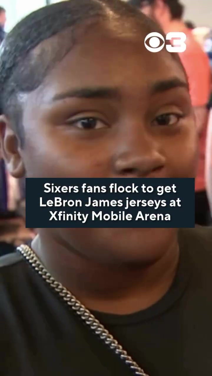 76人主场商店售卖詹姆斯球衣 大量费城球迷前往抢购并兴奋庆祝